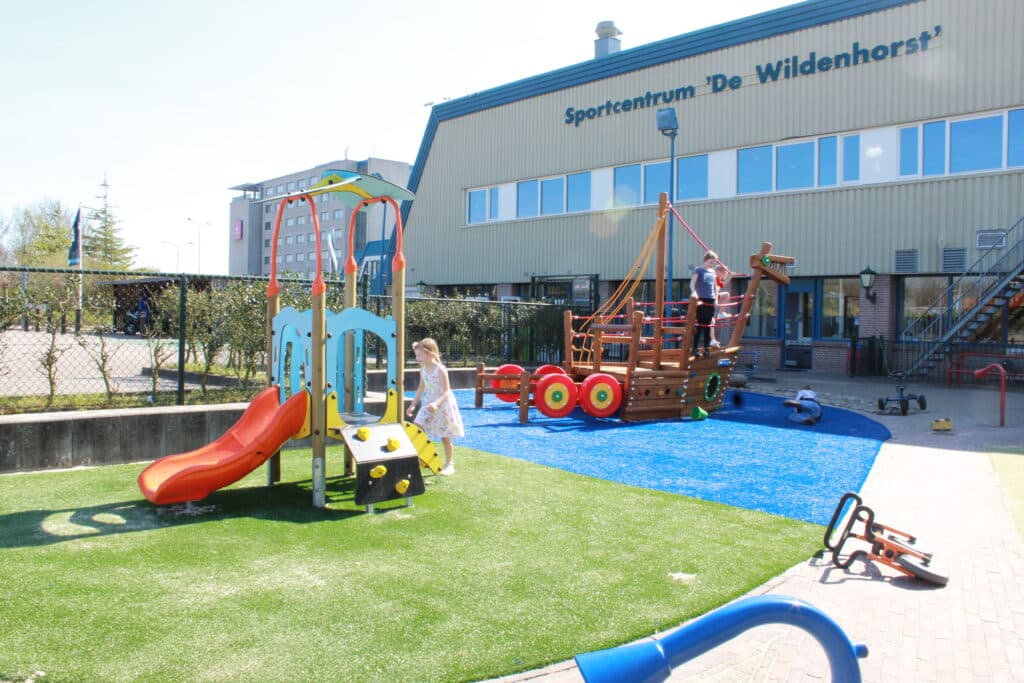 Kleurrijke speelplaats in de zomer