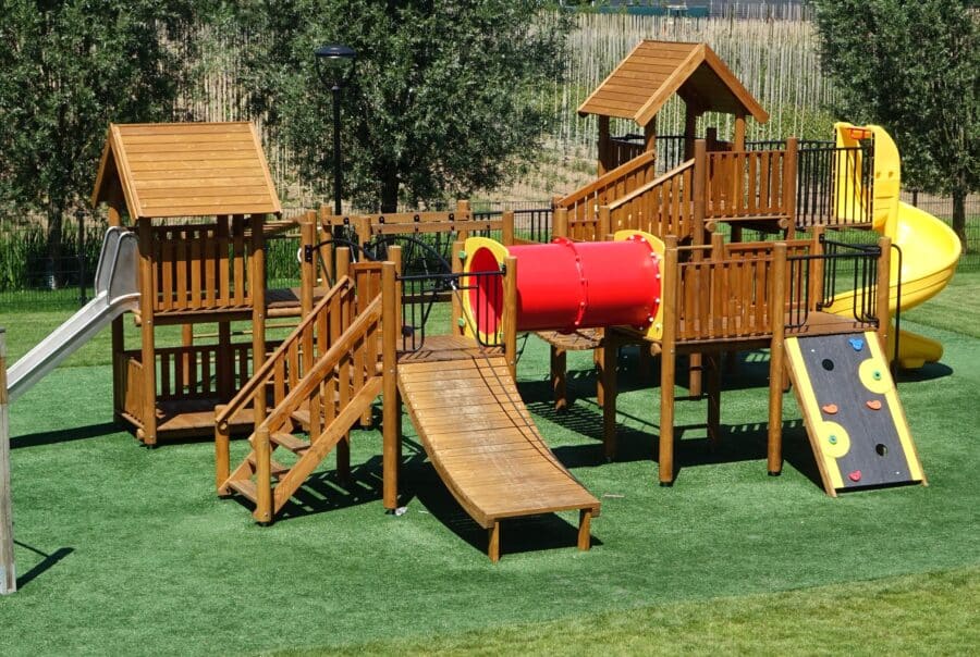 Speelkasteel met glijbaan en tunnel