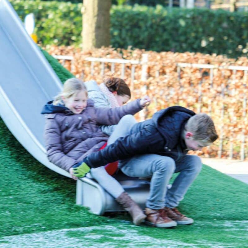 Ongeluk op RVS glijbaan met andere kinderen