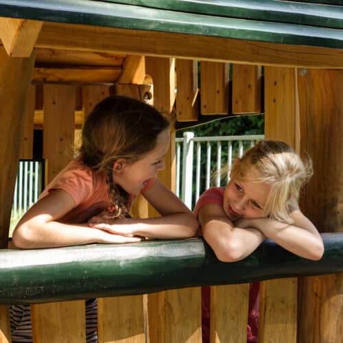 Kinderen die hangen uit speelhuisje