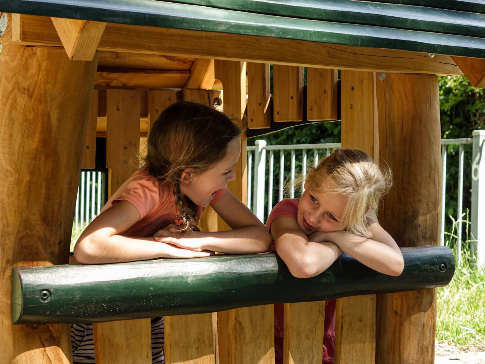 Kinderen die hangen uit speelhuisje