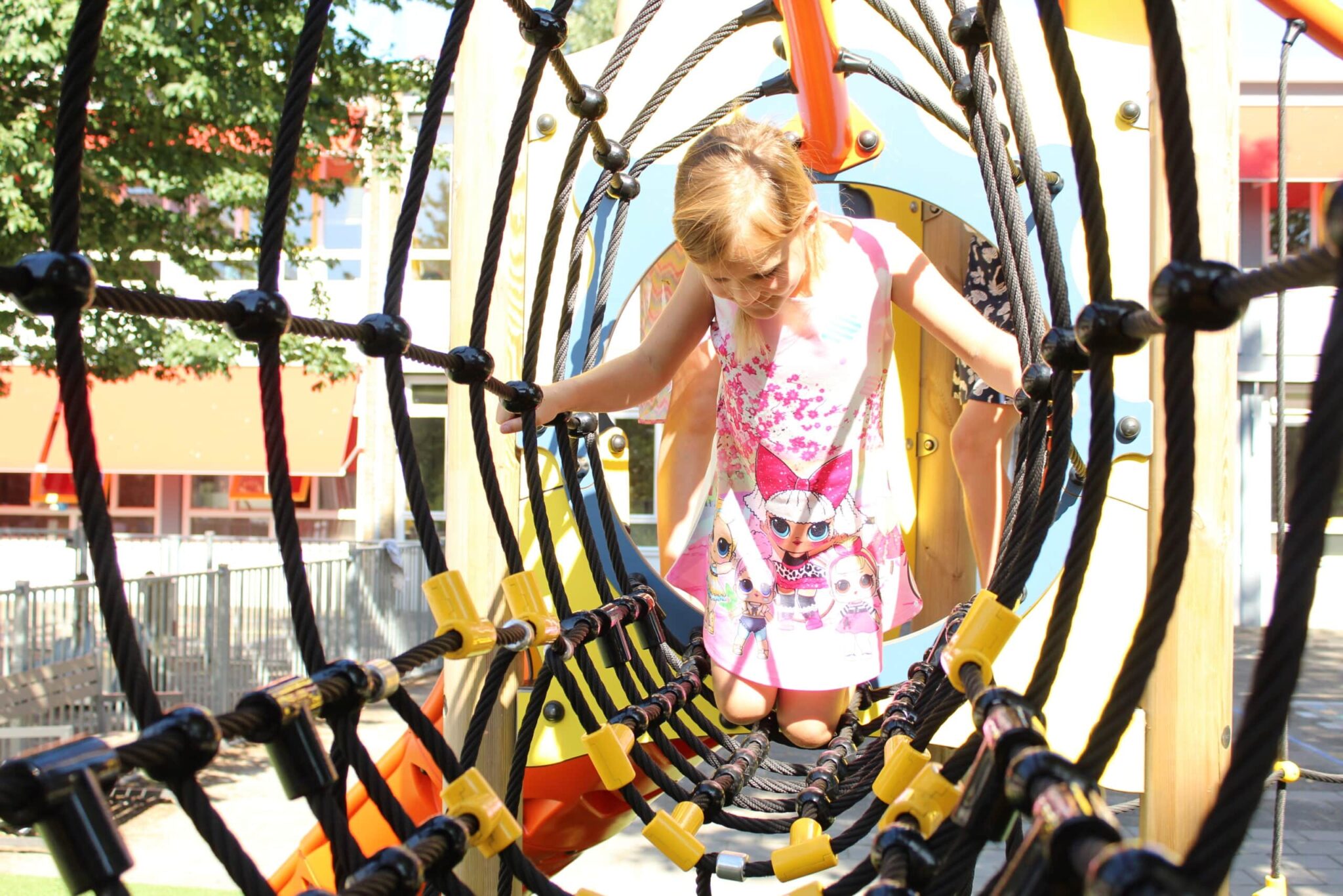 Kind op gekleurd toestel op school
