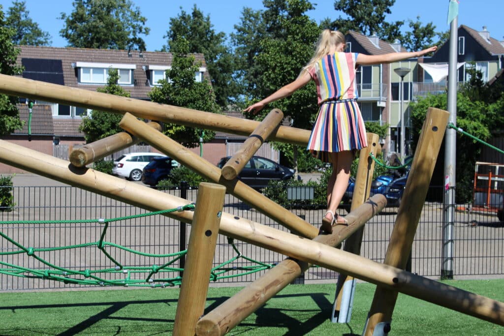 Klimtoestel Meisje op klimtoestel