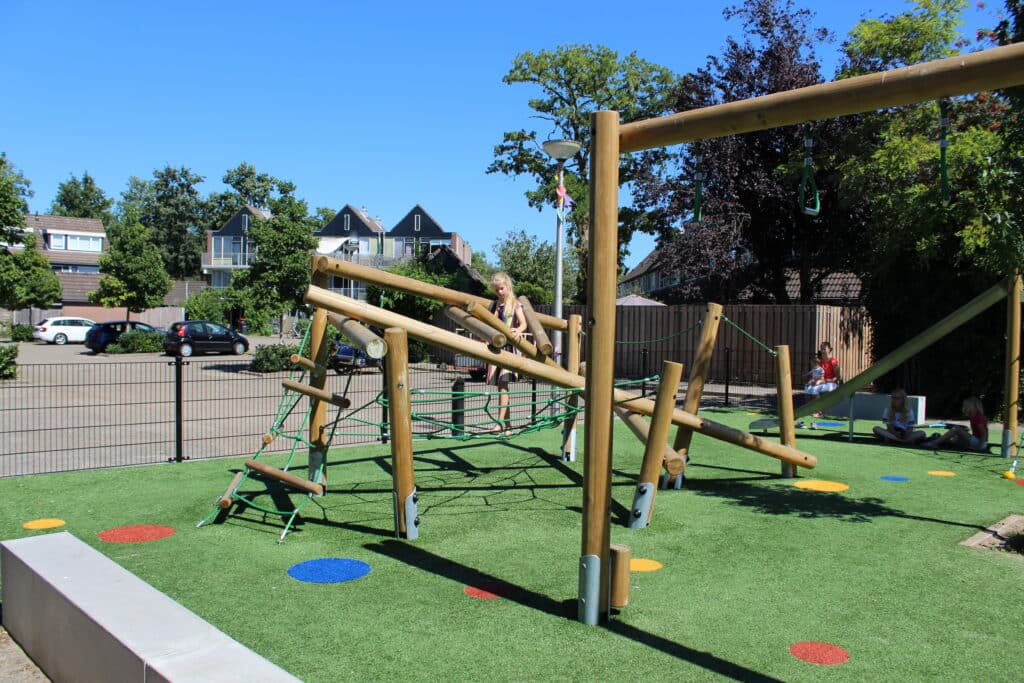 Klimtoestel Orangutan Klimtoestel op speelplaats in Amersfoort