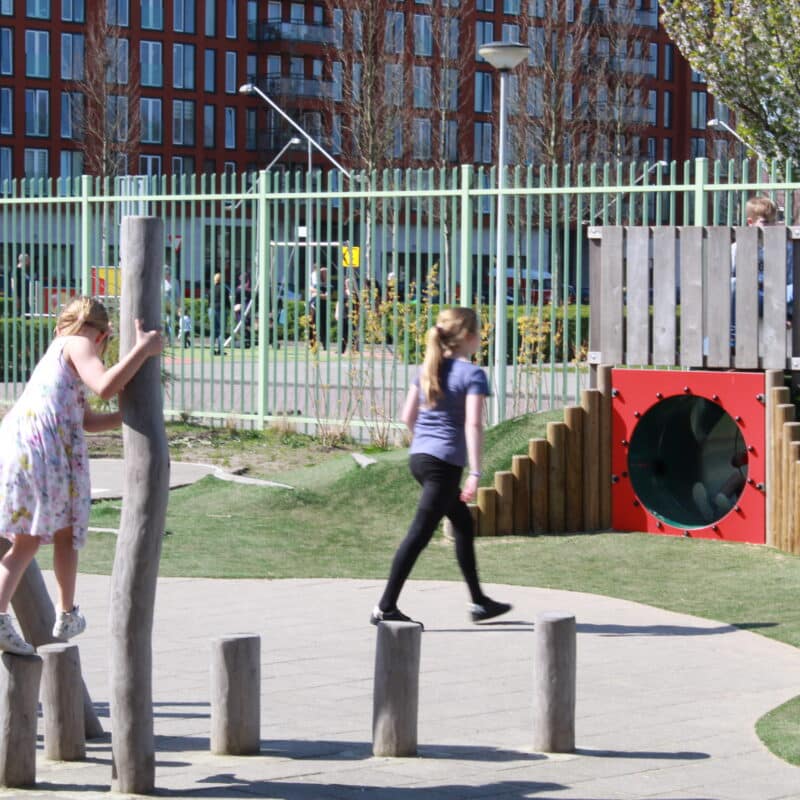 Palenbos en kruiptunnel op schoolplein met een visie