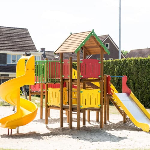 Multifunctioneel speeltoestel in de openbare ruimte