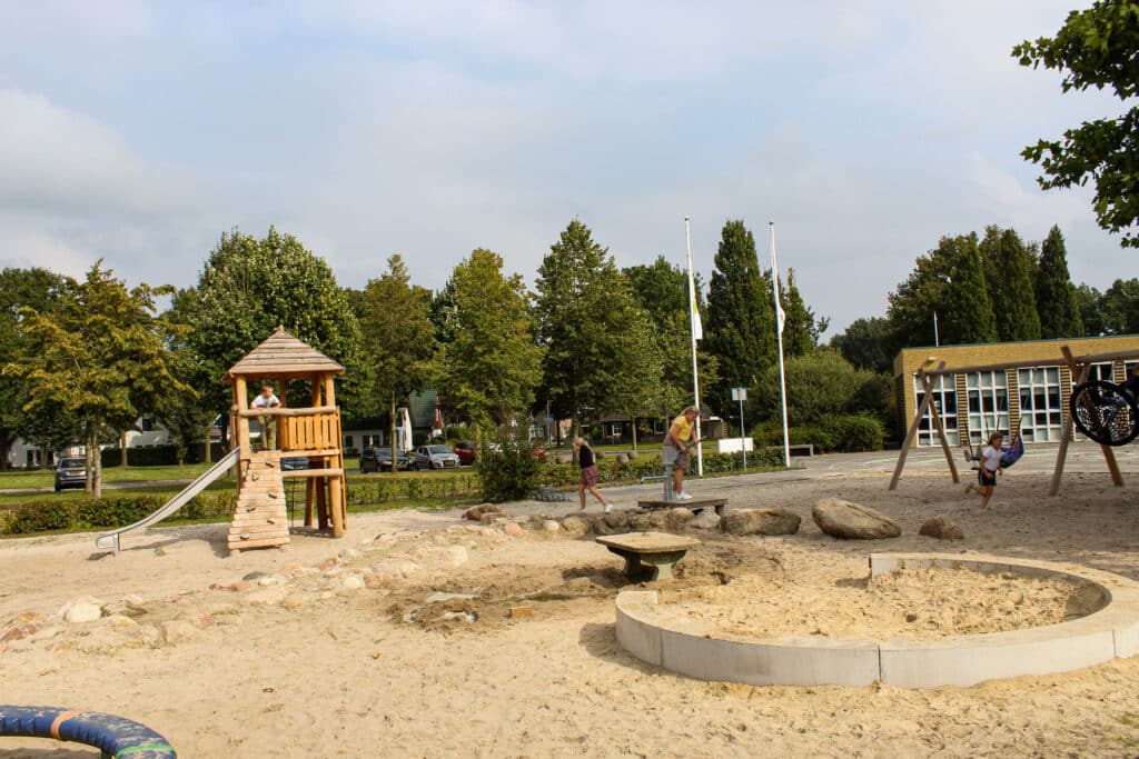 Zandspeelplaats Zandbak en waterpomp op een speelplaats