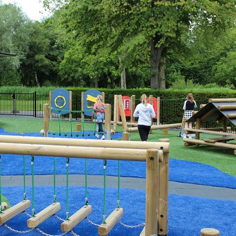 Overzicht van schoolplein met kunstgras