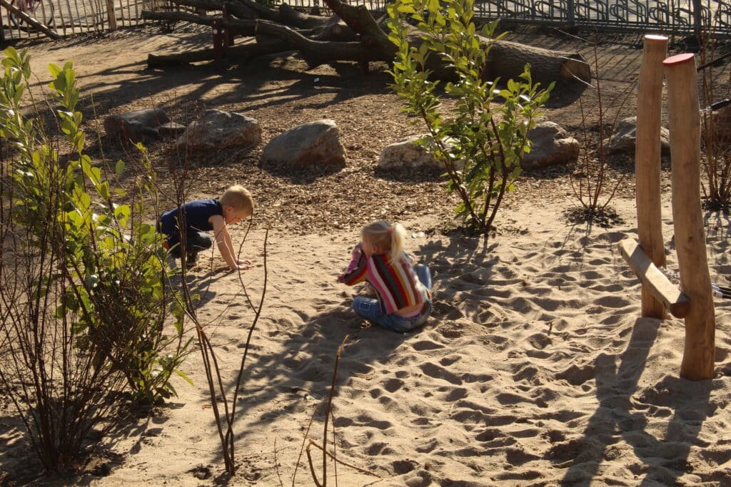 Groen schoolplein Zand op een schoolplein
