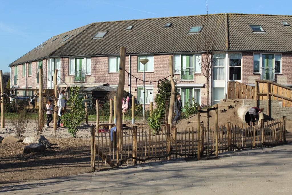 Groen spelen Spelen in een groen aangelegd schoolplein