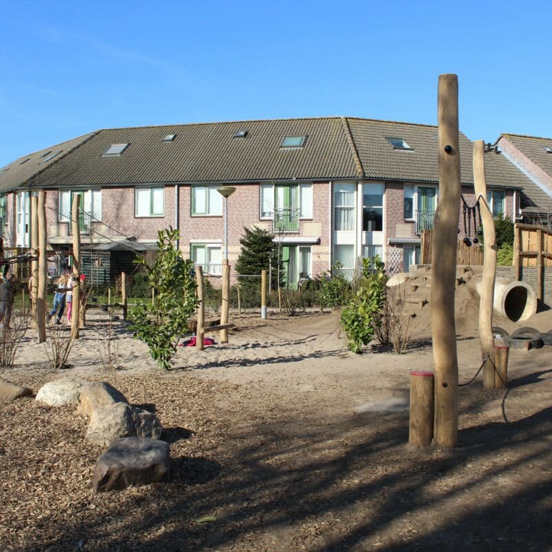 schoolplein met veel groen