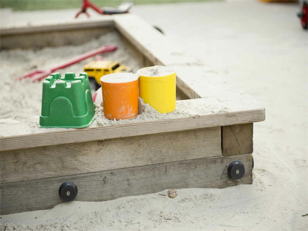 Zandbak speelgoed Speelgoed bij zandbak in Kootwijkerbroek