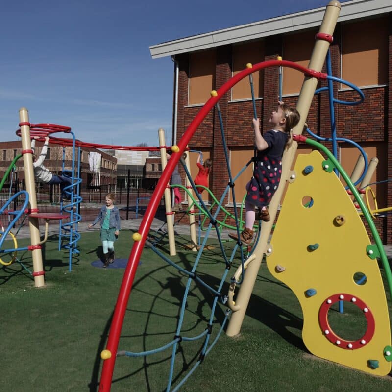 Schoolplein klimmen speeltoestel
