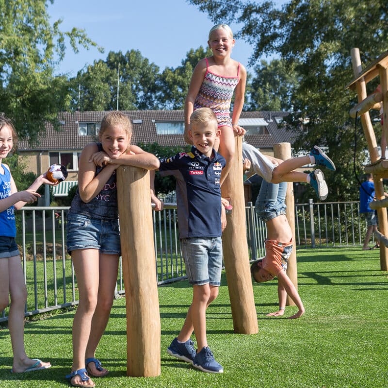 Schoolplein speeltoestellen