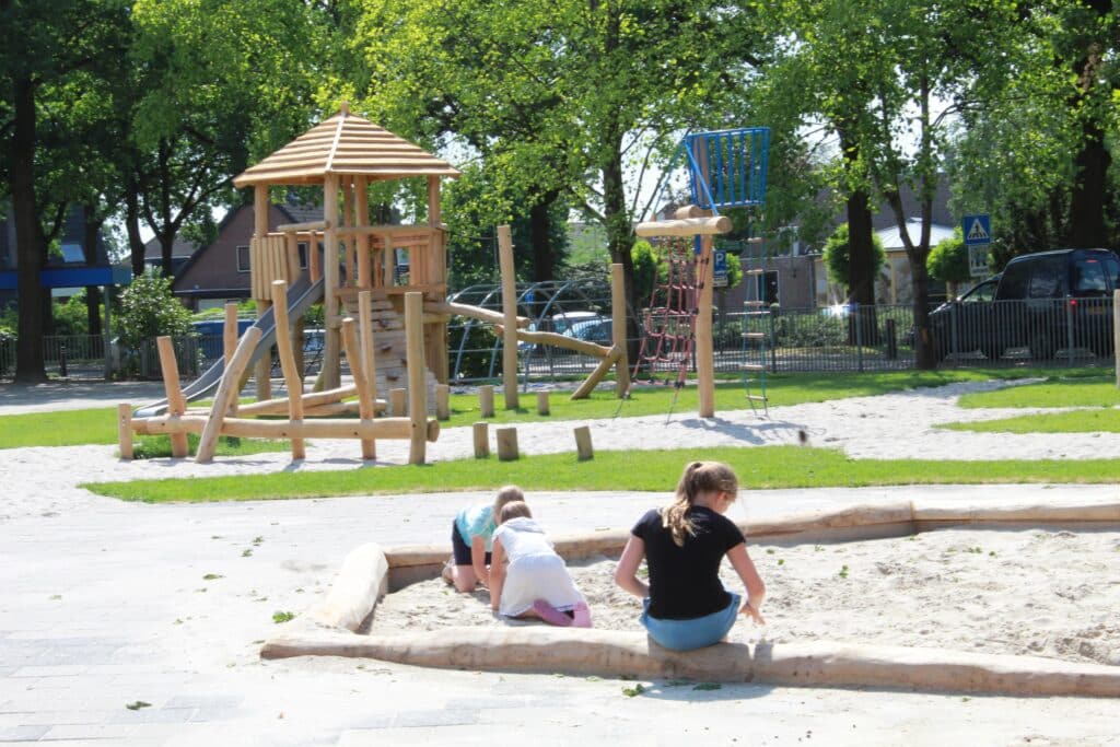 Schoolplein speeltoestellen Schoolplein speeltoestellen