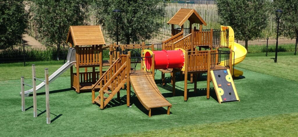 Speelkasteel met glijbaan en tunnel