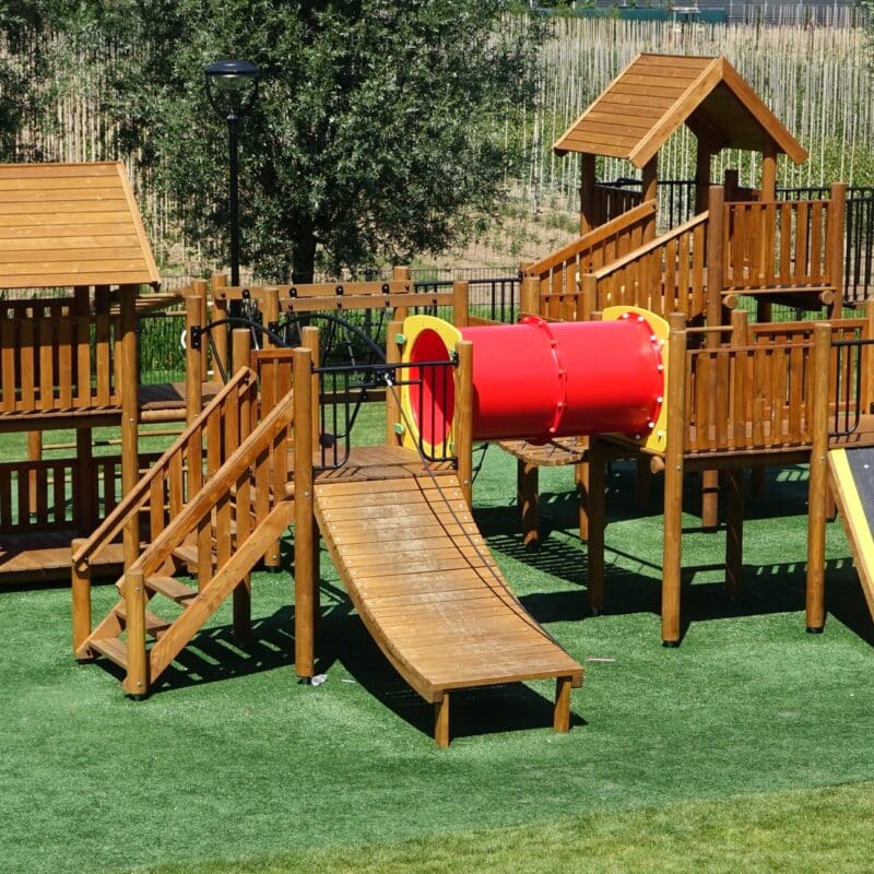 Speelkasteel met glijbaan en tunnel