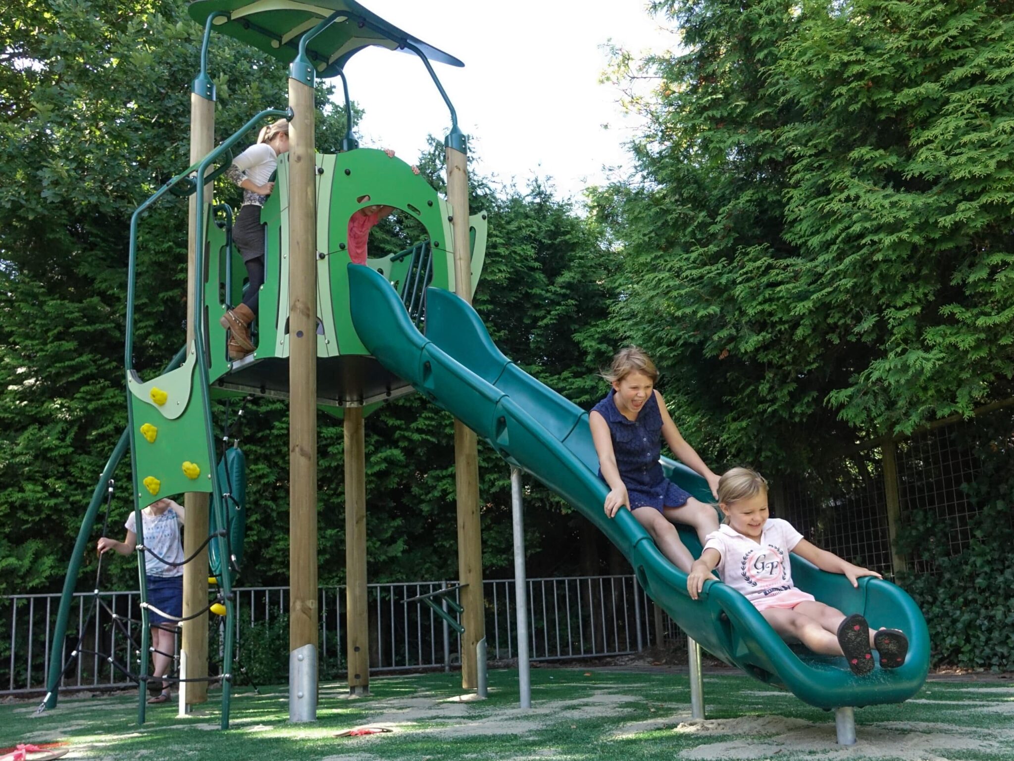 Kinderen op glijbanen met valhoogte