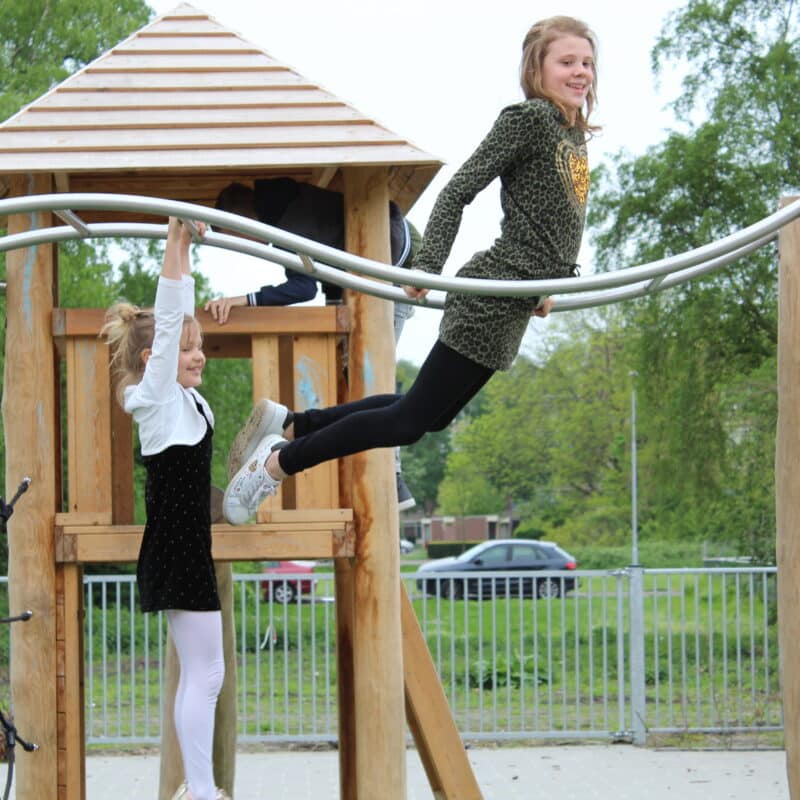 Kinderen spelen bij klimtoestel