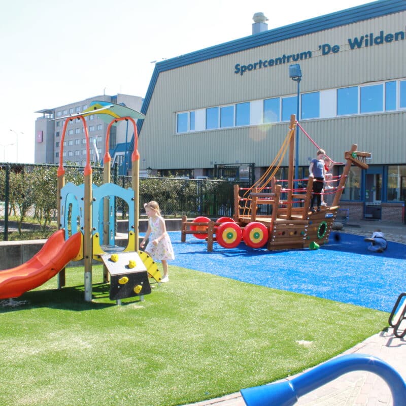 Kleurrijke speelplaats in de zomer