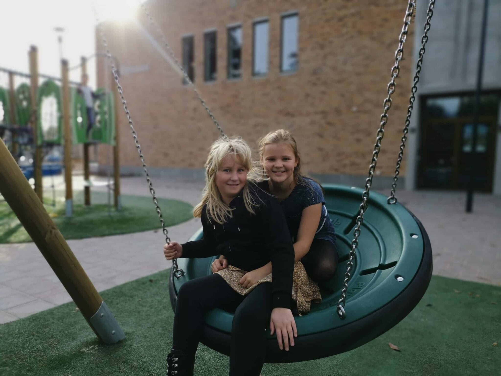 kinderen in groene gesloten mandschommel