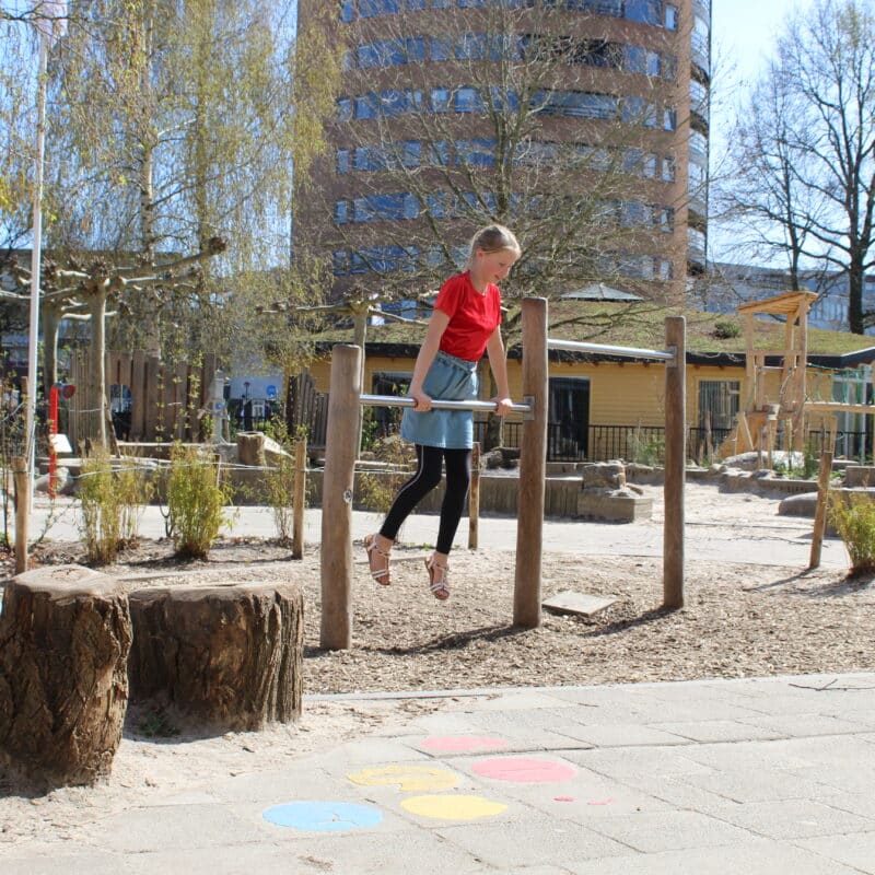 Duikelrek op groen schoolplein