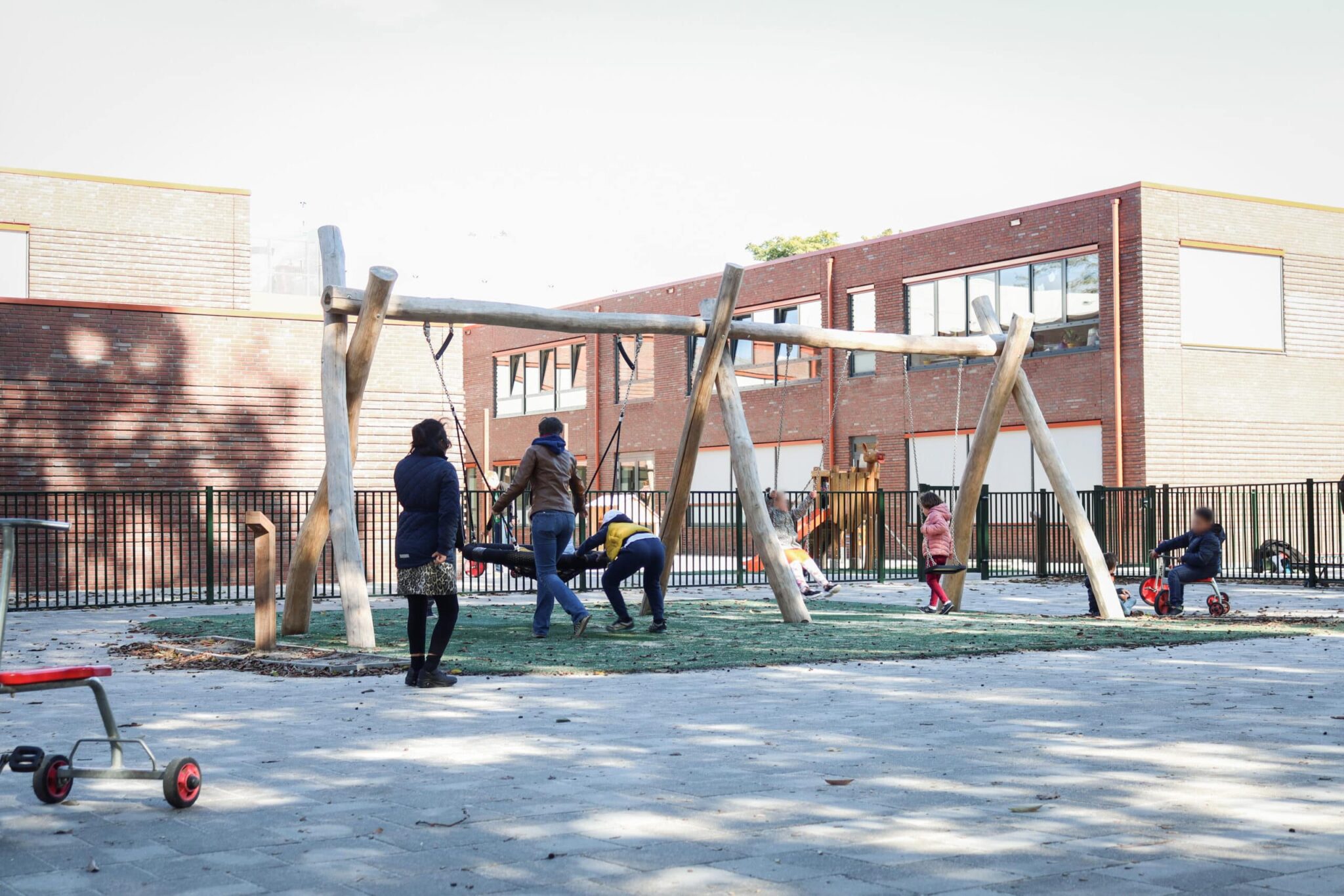 Dubbele schommel schoolplein