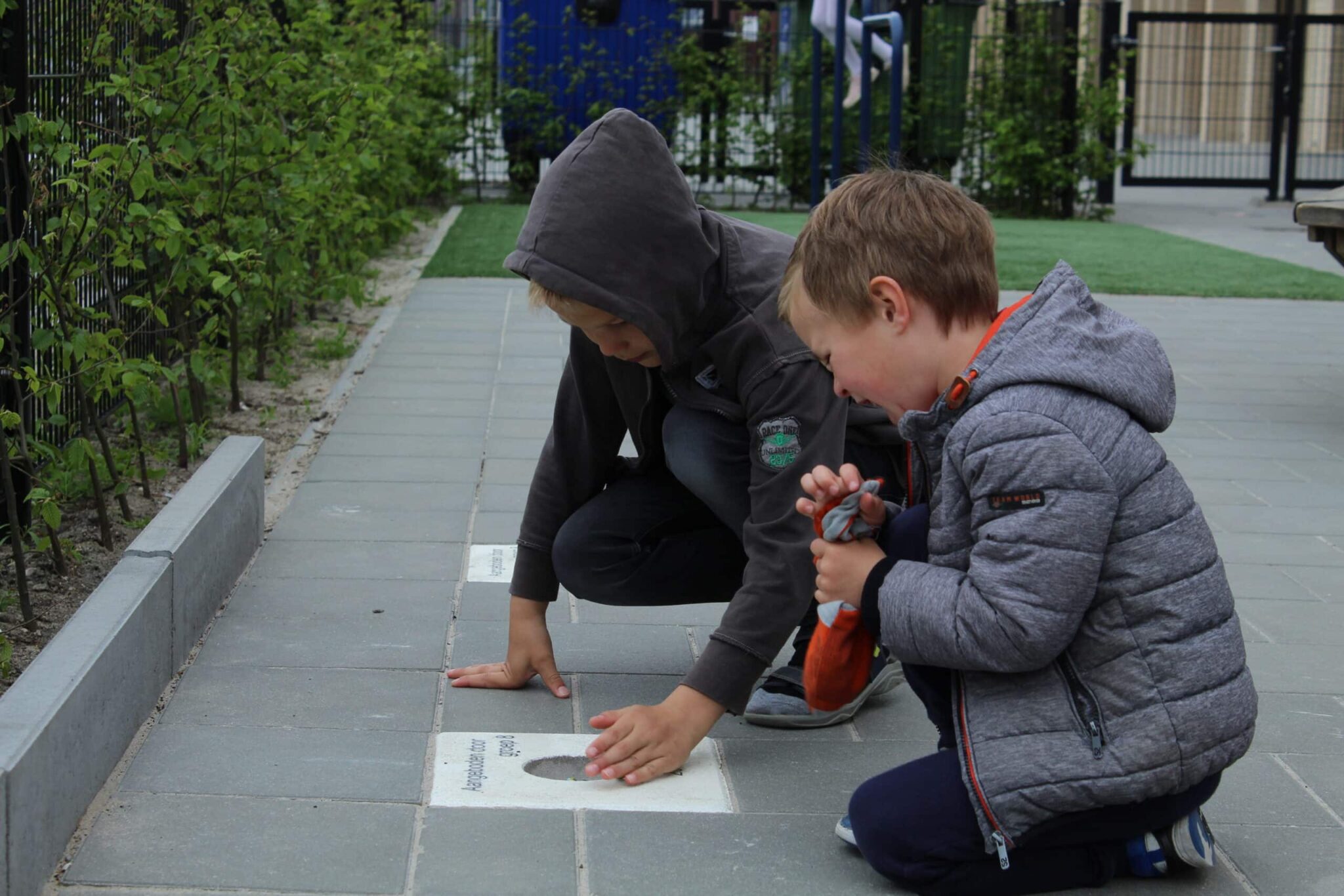 Kinderen bij knikkerpotje