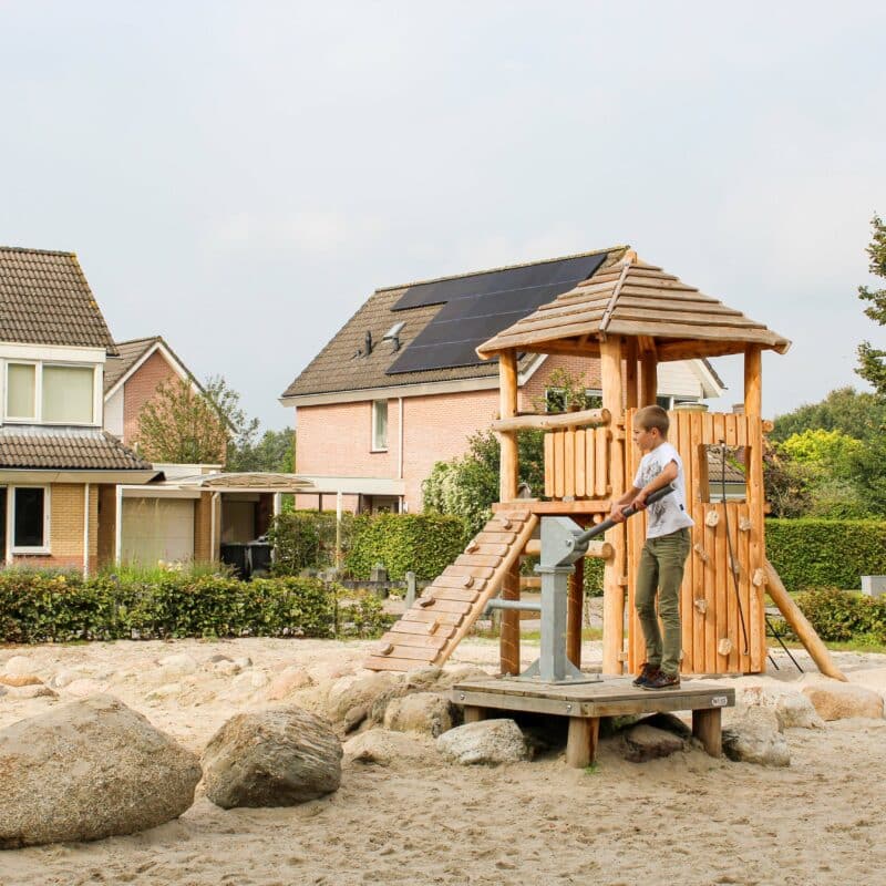 Klautertoren met een waterpomp op de voorgrond