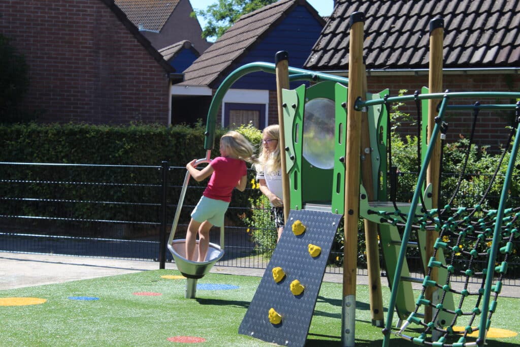 Klimtoestel Klimtoestel op kunstgras in Amersfoort