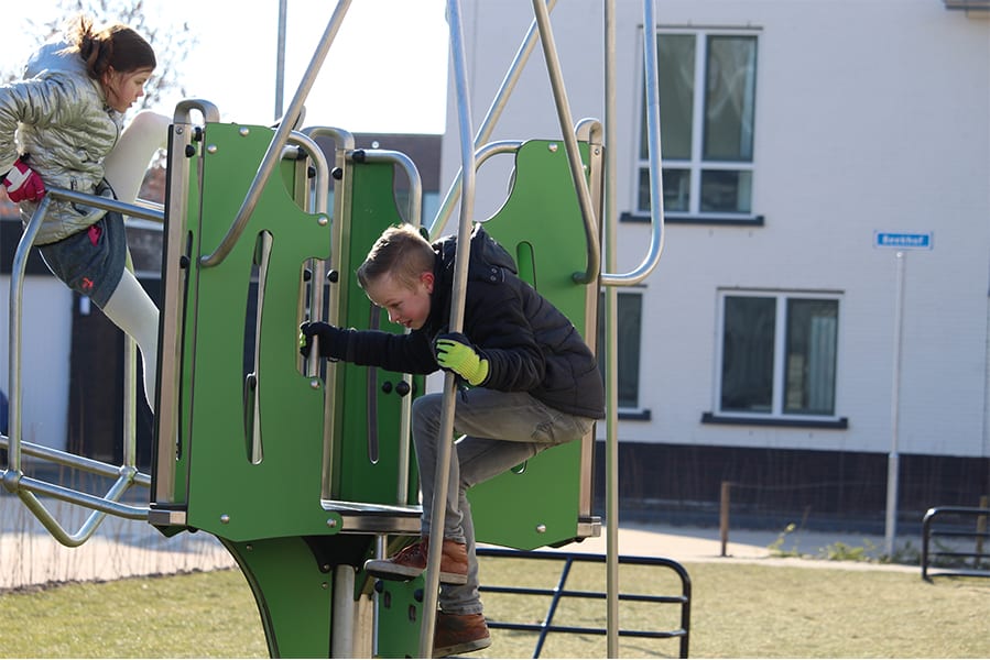 Kinderen spelen risicovol op speeltoestel