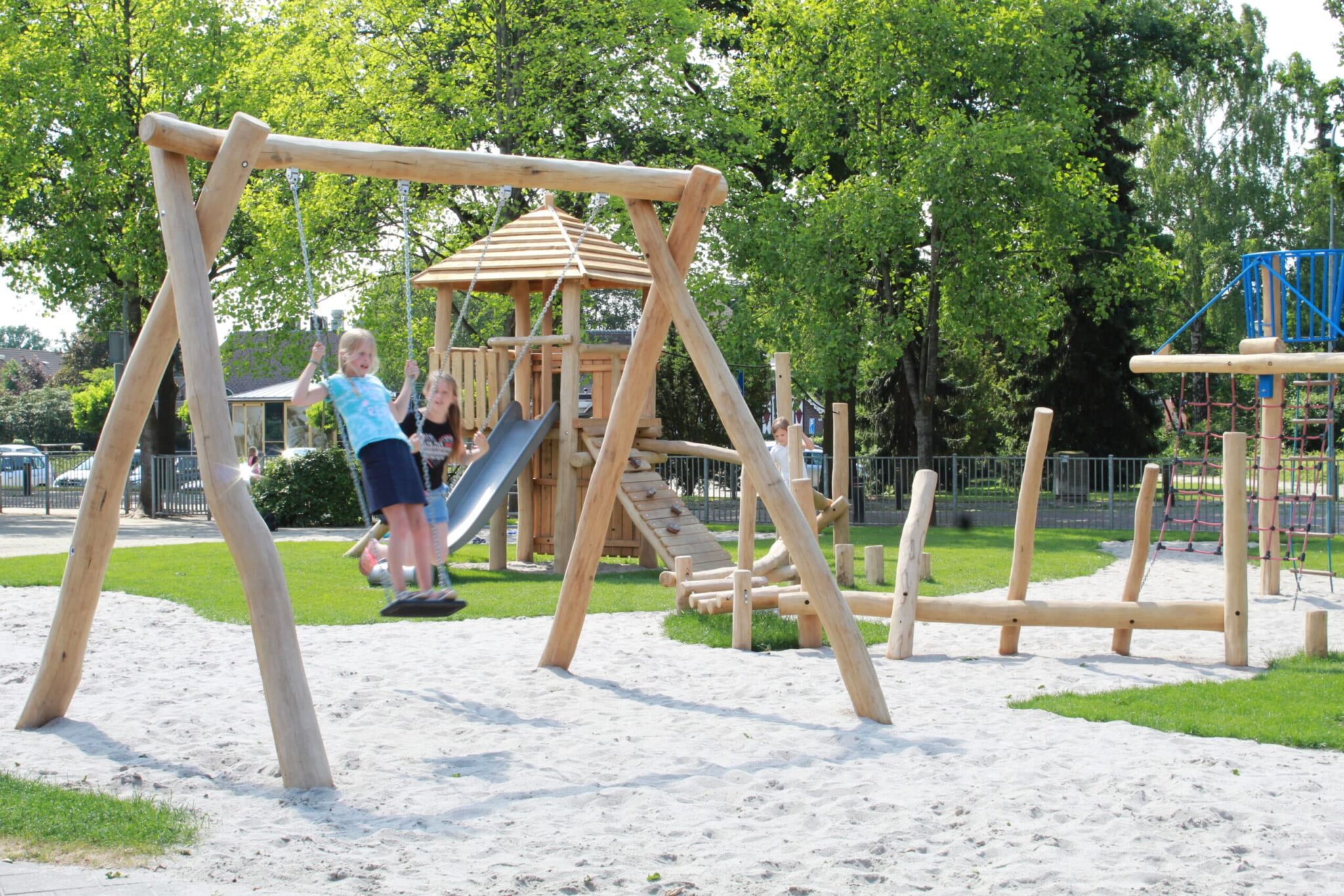 natuurlijk schoolplein schommel