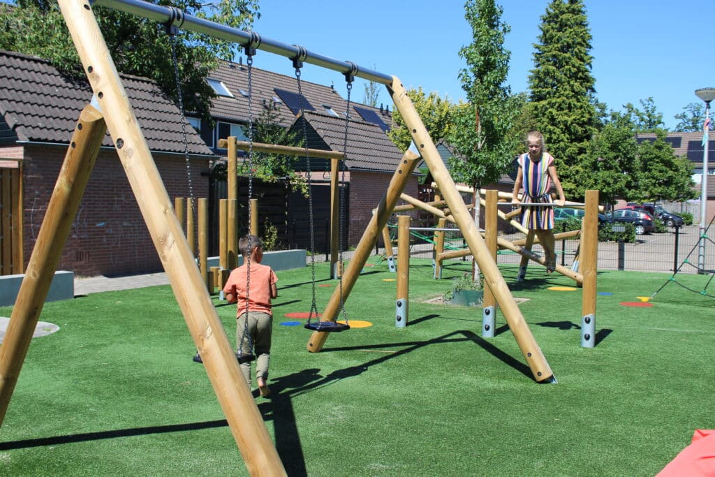 Kinderen bij schommel