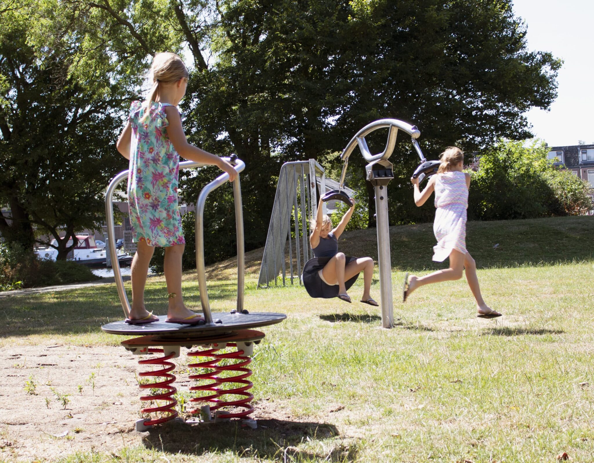 Kinderen spelen op nette speelplaats door onderhoud