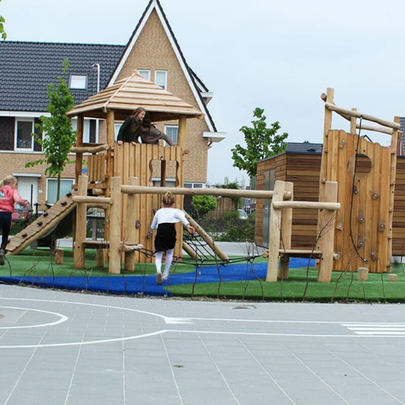 Verkeersplein op speelplaats in Moerkapelle