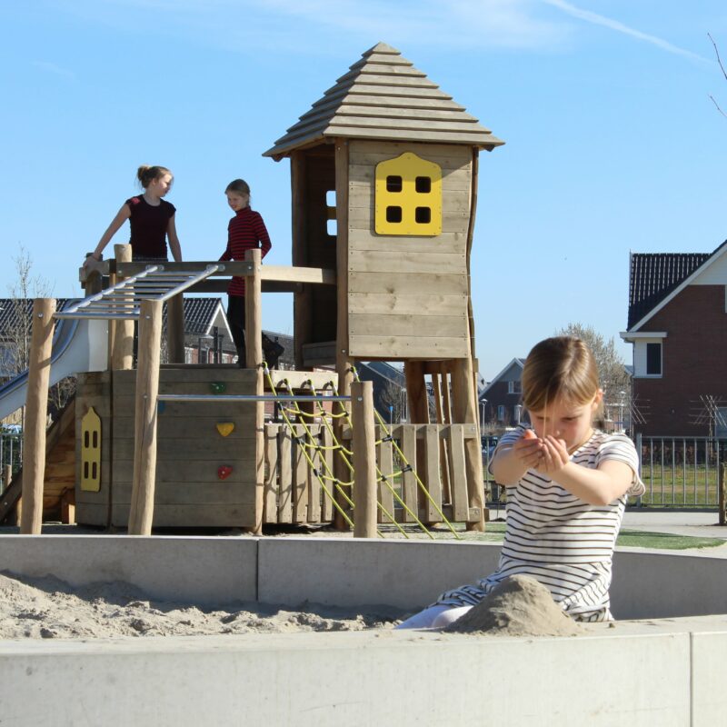Kinderen bij zandbak en klimtoren in Woudenberg