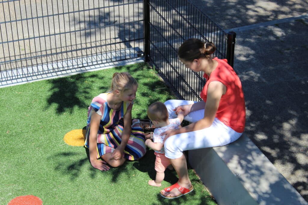 Mensen op een bankje