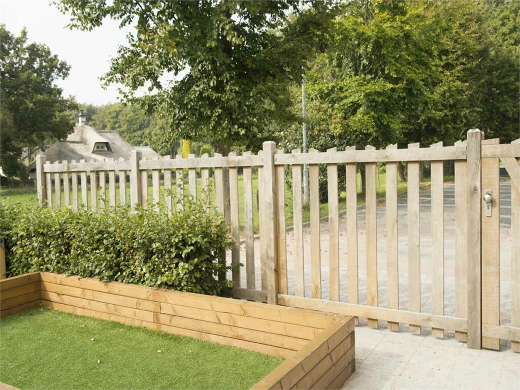 Hek bij speelplaats van kindedagverblijf