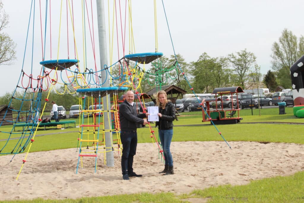 Overhandiging certificaat Mensen overhandigen certificaat in Voorthuizen