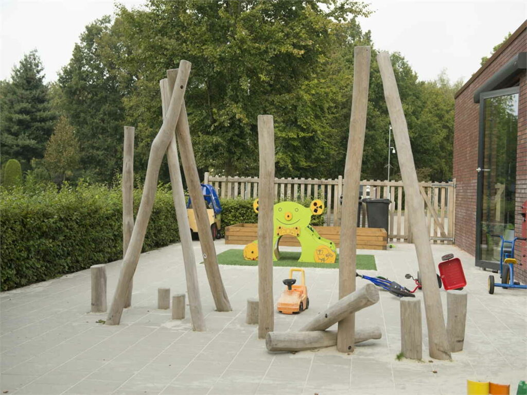 Palenbos op speelplaats