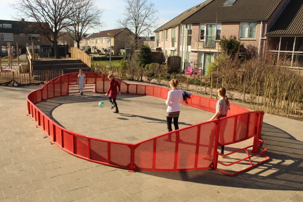 Voetbalkooi Voetbal kooi op een groen schoolplein bij