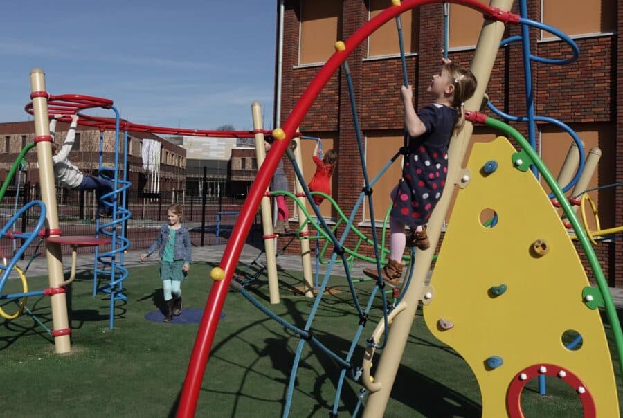 Schoolplein klimmen speeltoestel