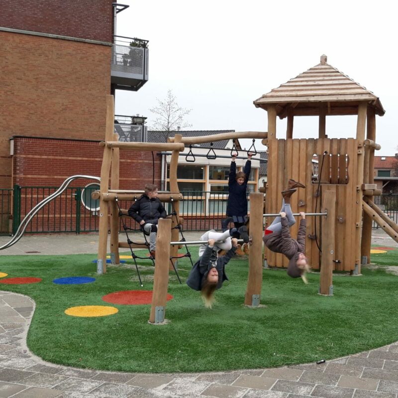 Schoolplein speeltoestellen